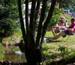 Clos de la Chaume : Bord du ruisseau au camping Vosges